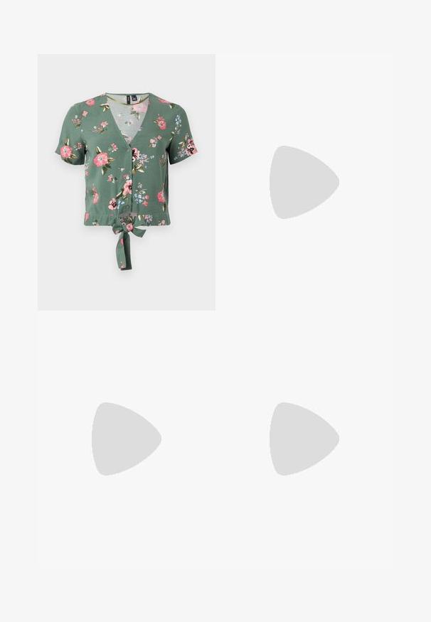Grünes Crop-Top mit Blumenmuster, V-Ausschnitt, kurzen Ärmeln, Knopfleiste und vorderem Bindedetail. Mit pinken und blauen Blumenmustern.; Schwarze Polyester-Culotte mit einem elastischen Bund, zwei vorderen Falten und einer lockeren Silhouette. Keine sichtbaren Muster oder Hardware-Details.; Schwarze patentierte Sandalen mit Absatz, quadratischer Spitze, Knöchelriemen und silbernen Schnallen. Mit einem stabilen Blockabsatz für mehr Stabilität.; Schwarze Laptoptasche aus Leder mit glatter Textur, rechteckiger Form und zwei langen Griffen. Keine sichtbaren Beschläge oder Verzierungen.