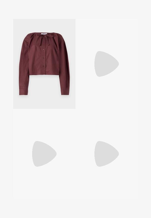 Bordeauxfarbenes, kurzes Blusenshirt aus leichtem Stoff mit einem Bindekragen, langen Ärmeln und einer Knopfleiste vorne. Glatte Textur mit minimalen Details.; Helle blaue Denim-Jeans mit hoher Taille, weitem Beinschnitt, zwei seitlichen Taschen und gefaltetem Design. Weiche Textur mit einem ausgebleichten Finish.; Schwarze Absatzsandale mit geflochtenem Riemendesign, quadratischer Spitze und verstellbarem Knöchelriemen. Helle beigefarbene Sohle mit glänzendem schwarzen Absatz.; Braune Handtasche aus Leder mit strukturiertem Finish, ausgestattet mit einem goldfarbigen Verschluss und einem einzigen, geschwungenen Schulterriemen.