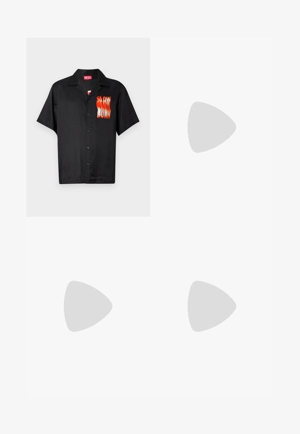 Camisa negra de manga corta hecha de una tela suave, con un gráfico rojo y naranja de "SLOW BURN" en el lado izquierdo y un diseño de cuello clásico.; Shorts de mezclilla negra con un corte relajado, que presentan un diseño clásico de cinco bolsillos y cierre de botón, textura suave y corte recto.; Zapatilla de running negra que presenta una combinación de malla y materiales sintéticos, suela gruesa, diseño curvado y una marca prominente en el costado.; Gafas de sol angulares de tonalidad gris con detalles en plata, sobre un fondo claro. Las lentes presentan una forma geométrica única.