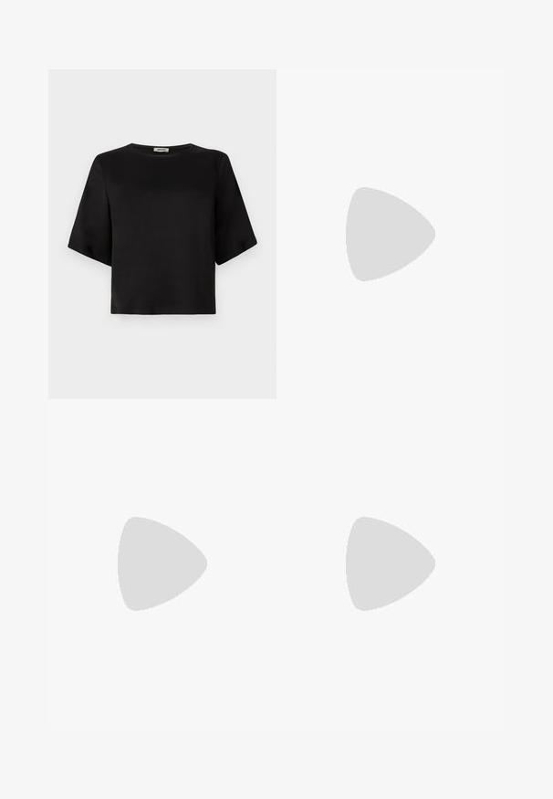 Černý krátký rukáv top s kulatým výstřihem, vyrobený z hladké látky. Design obsahuje boxy siluetu a čistý lem.; Černá dlouhá sukně vyrobená z měkké tkaniny s širokým, nařaseným elastickým pasem a hladkým, splývavým designem. Bez vzorů nebo akcentů.; Černá kožená sandál s podpatkem, čtveratou špičkou, páskem okolo kotníku se zlatou přezkou a štíhlým kovovým podpatkem. Hladká textura, minimalistický design.; Bílá psaníčko s texturovaným, prošívaným designem. Obsahuje tenký, odnímatelný popruh a akcent stříbrného tónu na přední straně.
