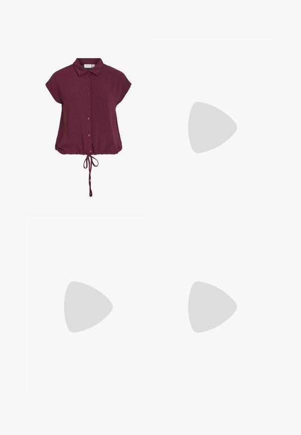 Bordeaux kortekoo shirt met een kraag, knopen aan de voorkant en een verzamelde onderkant met een gestrikt koord, vervaardigd van een gestructureerde stof.; Zwarte satijnen maxi-rok met een gladde textuur, hoge taille en uitlopende onderkant. Heeft een eenvoudig ontwerp zonder zichtbare patronen of hardware.; Witte leren sneaker met beige suède accenten, geperforeerde neus, platte veters en een gestructureerde crèmekleurige zool. Heeft subtiele branding op de hak.; Slangpatroon handtas met een gebogen handvat. Gemaakt van gestructureerde, beige en bruine materialen, met een kenmerkend ruitpatroon.
