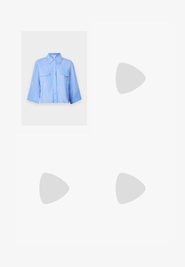 Object OBJMIKA CROPPED SHIRT - Bluza z gumbi - cornflower blue; Modre kavbojke s ravnim krojem, ki vsebujejo rahlo zbledela mesta, klasičen pet-pocket dizajn in vidne šive.; Črne usnjene platforme z debelim blokastim petam, okroglo konico in klasičnim vezanjem. Imajo gladko teksturo in minimalne podrobnosti.; Črna usnjena torbica s ukrivljeno obliko, z odstranljivo naramnico in zlatimi dodatki. Torbica ima pokrov s podrobnostmi v obliki zaponke.