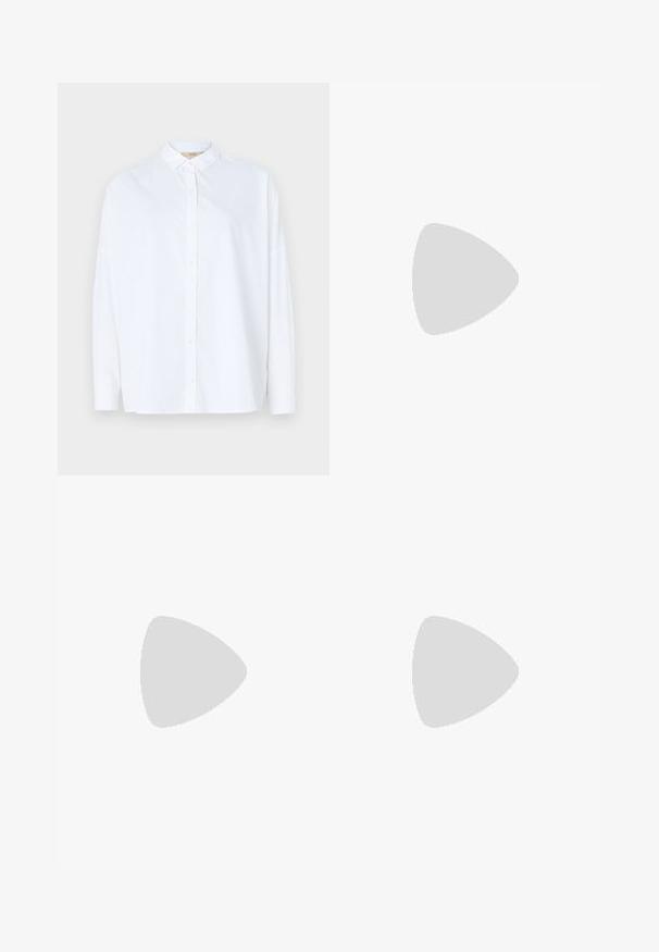 Weißes Langarmhemd mit Knopfleiste und klassischem Kragen, aus glattem Stoff gefertigt, mit dezenten Seitenschlitzen am Saum.; Faltenrock aus Weiß mit einem schwarzen elastischen Bund, der das "LACOSTE"-Logo trägt. Mittellanges Design mit weicher Textur.; Weiße Leder-Sneaker mit einer dicken weißen Sohle, schwarzem Wildlederakzent an der Ferse und geprägtem Logo an der Seite. Schnürdesign mit sechs Ösen.; Schwarze übergroße Sonnenbrille mit geometrischer Form, ausgestattet mit dunklen Gläsern und einem kontrastierenden grauen Detail im Rahmen. Logo am Bügel.