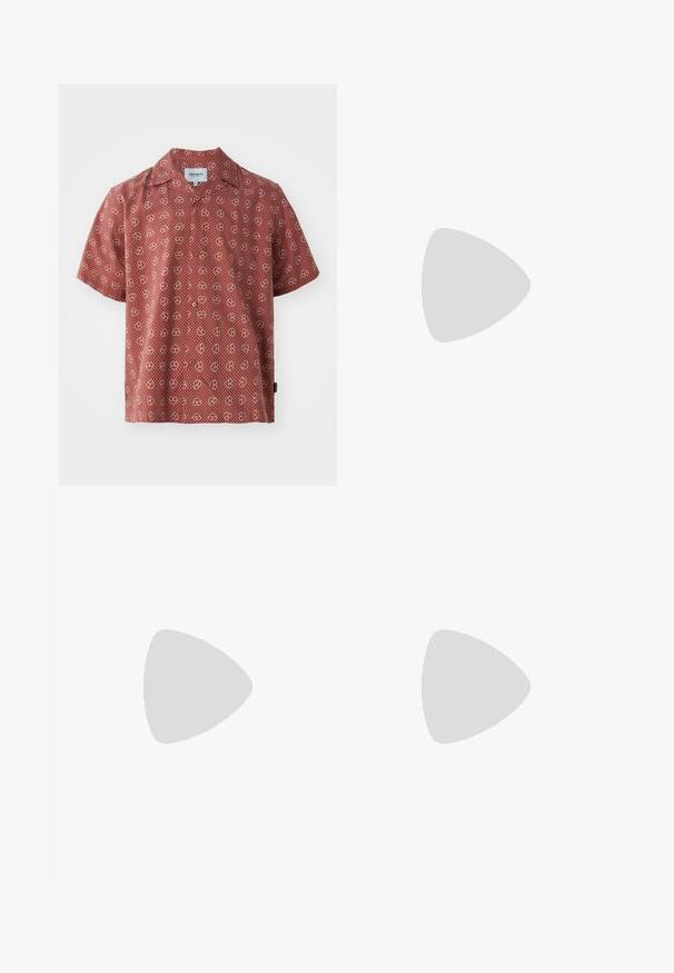 Camicia a maniche corte di colore rosso con cuore bianco e motivo a pois. Realizzata in tessuto leggero, con chiusura a bottoni e colletto classico.; Tre canotte bianche a coste in cotone. Presentano un colletto rotondo e piccole etichette nere vicino all'orlo. Disponibile in diverse taglie.; Jeans in denim azzurro chiaro con design a gamba dritta, caratterizzati da una vita media, cinque tasche e chiusura con bottone e zip.; Zoccolo in suede nero con cinturino regolabile, dotato di una spessa suola in gomma nera e cuciture gialle a contrasto lungo il bordo.