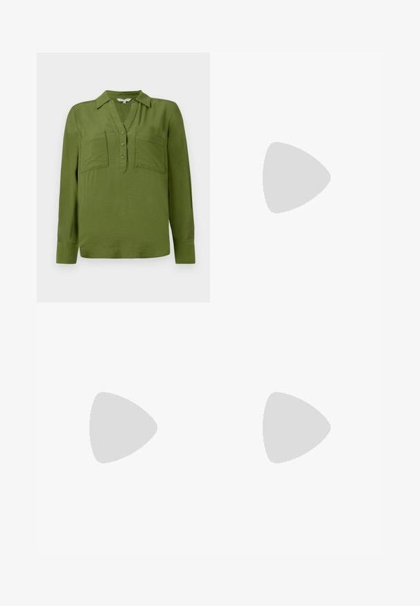 TOM TAILOR BLOUSE STRUCTURED SOLID - Bluza - deep ivy green; Crna plisirana suknja izrađena od teksturiranog materijala s uskim strukom. Pada do koljena, a ima glatku, čistu siluetu.; Crne lakirane slingback visoke potpetice s šiljastim vrhom, zaobljenim izrezom i blok potpeticom. Sadrži akcent zlatnog tona s kopčom.; Crna torba s teksturiranom površinom, dvostrukim gornjim ručkama i podesivom remenom za rame. Ima zlatne metalne detalje i bočne džepove.