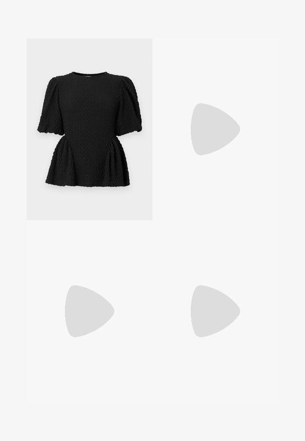 Top nero texturizzato con scollo rotondo, maniche a sbuffo e vita peplum. Realizzato in tessuto intrecciato con un motivo sottile.; Pantaloni a gamba larga in tessuto grigio scuro, con vita alta, pieghe singole e una texture liscia con una finitura pulita sui orli.; Scarpe nere in pelle verniciata con punta affilata, tacco a blocco e cinturino alla caviglia, abbinate a scaldamuscoli grigi a coste e una gonna in suede marrone.; Borsa a tracolla in ecopelle nera con texture a coccodrillo, apertura cinchata e tracolla arricciata. Si presenta con un design morbido e compatto.