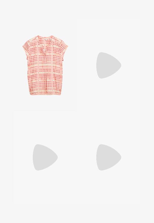 TOM TAILOR T-Shirt print - berry red check design; Weit geschnittene, hellbraune Hosen aus glattem Stoff mit einem elastischen Bund. Sie verfügen über ein einfaches Design ohne zusätzliche Verzierungen.; Schwarze Canvas-Sneaker mit weißen Schnürsenkeln, weißer Gummikappe und einer massiven weißen Zwischensohle. Besondere Merkmale sind dezente weiße Nähte und eine Gummisohle.; Schwarze rechteckige Sonnenbrillen mit dunklen Gläsern und dicken matten Rahmen. Die Bügel sind leicht verjüngt und haben eine glatte Oberfläche.