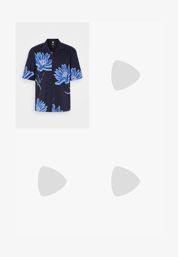 Camicia nera a maniche corte con motivo floreale in tonalità di blu, con colletto classico e chiusura frontale con bottoni.; Pantaloni beige realizzati in tessuto liscio, con un design a gamba dritta, chiusura frontale con bottone e dettagli di pieghe sottili lungo la parte anteriore.; Scarpa nera in pelle con lacci, punta tonda, texture liscia, cuciture minime e tacco in gomma basso. Logo sul tacco.; Borsa da viaggio in pelle marrone con chiusura a zip, doppie maniglie, tracolla regolabile e motivi di texture visibili sulla superficie.