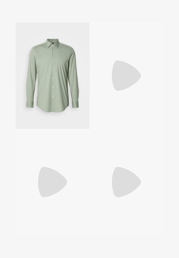 Camisa de homem de manga longa verde claro com colarinho pontudo e botões brancos na frente, apresentada em um fundo simples.; Calças pretas feitas de tecido leve. Apresentam um design de perna reta com frente lisa, bolsos laterais e um cós discreto.; Shoe slip-on preto com bico arredondado, apresentando um cabedal texturizado, sola branca lisa e um detalhe de marca discreto na lateral.; Óculos de sol pretos e dourados com formato quadrado, armação metálica, lentes cinza-escuras e ponteiras pretas. Apresenta um design de ponte dupla.