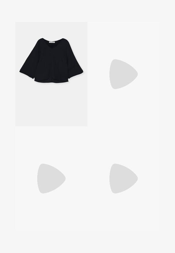 Melna blūze ar V-veida kaklu, garām zvaniņu piedurknēm un teksturētu audumu. Apakšmalai ir nedaudz līkločaina forma, veidojot brīvu siluetu.; Platleņķa bikses no teksturēta krēma auduma. Iezīmē augstu vidukli ar krokām, jostu cilpiņām un vienkāršu, minimālistisku dizainu.; Melnas plakanas slaidu sandales, kas izgatavotas no sintētiskā materiāla, ar platu siksniņu, kurai ir metālisks logotipa akcents un gluda, spīdīga apdare.; Melna ādas roku soma ar divām garām siksnām, savilktu augšpusi un zelta apļveida akcentu. Gluda tekstūra ar minimālistisku dizainu.