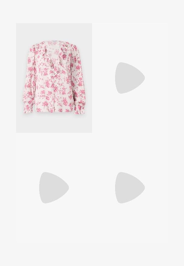 Blusa con stampa floreale in rosa chiaro, caratterizzata da un colletto arricciato, maniche lunghe a palloncino e chiusura frontale con bottoni. Il materiale è leggero e fluente.; Jeans a zampa d'elefante in denim blu chiaro con vita alta, dotati di due bottoni e tasche frontali. Il tessuto ha una texture sbiadita con variazioni sottili.; Décolleté nera in pelle con tacco alto, punteggiato e dalla texture liscia, caratterizzata da un tacco sottile e un design minimalista.; Mini borsa a tracolla nera in paillettes con una tracolla texturizzata annodata e catena argentata. Forma rotonda con parte superiore arricciata e dettagli riflettenti.