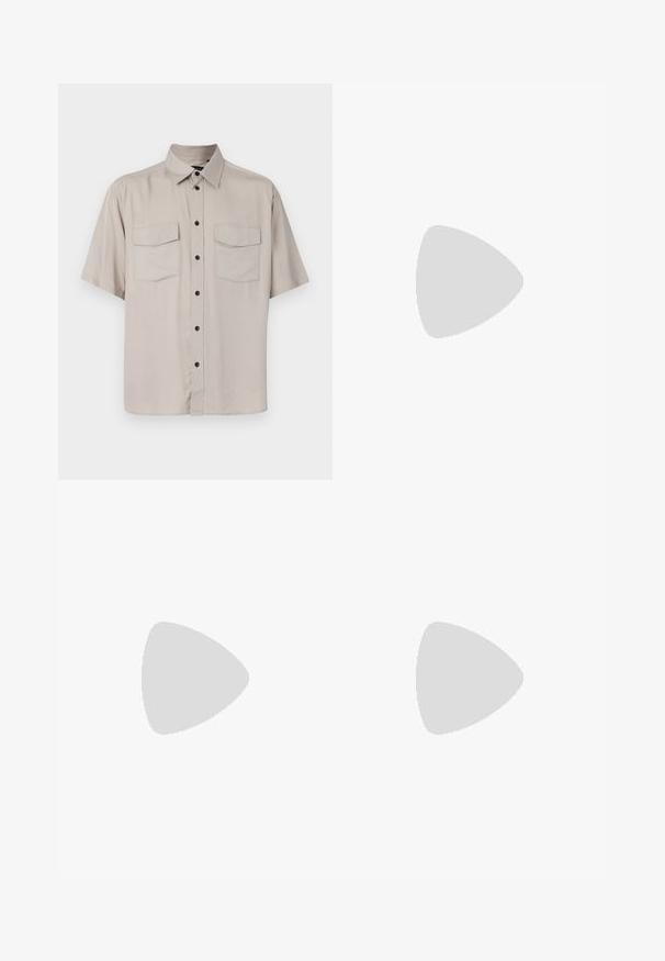 Chemise à manches courtes, de couleur beige clair, avec un col, deux poches à rabat et des boutons noirs sur le devant. Tissu lisse, sans texture.; T-shirt gris à manches courtes fabriqué en tissu doux et texturé. Présente un col rond classique et un ourlet droit, idéal pour une tenue décontractée.; Tiger of Sweden TIMOTEE - Short - black; Baskets blanches et noires avec une tige en cuir lisse, des accents texturés et une semelle épaisse blanche. Présentent un design classique à lacets.