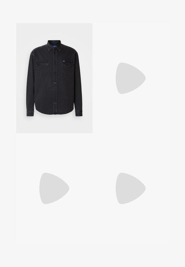 Zwarte denim overhemden met een klassiek kraag, voorzien van twee borstzakken en knoopsluiting. Het heeft lange mouwen en een relaxed fit.; Witte t-shirt met korte mouwen en blauwe en groene vlam-stijl "HUGO" tekst op de borst, ronde halslijn en een blauw binnelabel.; Zwarte cargobroek van katoen met een relaxte pasvorm, voorzien van zijzakken, een knoopsluiting en rechte pijpen. Eenvoudig ontwerp zonder patronen.; Zwarte enkelboot met een gladde afwerking, elastische zijpanelen en een contrasterende rode treklus, met een dikke rubberen zool en een afgeronde teen.