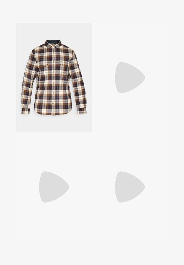 Rutet flanellskjorte med brune, kremfargede og marineblå ruter, knapp-down krage, to brystlommer og knappelukking med gullfargede detaljer.; Svart kortermet T-skjorte laget av lett materiale. Har en liten hvit logo på venstre bryst og subtile skulderdetaljer.; Sorte utendørs bukser med elastisk midjebånd og liten logo-lapp på høyre lår, vist mot en hvit bakgrunn.; Beige trening sko med en teksturert mesh-overdel, grå gummisåle, fremtredende buet design og grå snørebånd. Har en pull tab på hælen.