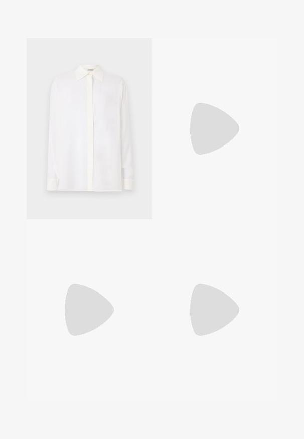 Camicia bianca a maniche lunghe con colletto a punta, chiusura con bottoni e un tessuto leggero e liscio. Caratterizzata da un taglio dritto e maniche con polsini.; Gonna di jeans bianca con spacco anteriore, design a cinque tasche, chiusura con bottone metallico e zip, e dettagli di orlo cuciti.; Pantofole da balletto nere in pelle con punta arrotondata, texture liscia, dettagli di cucitura minimi e design con suola flessibile.; Borsa a mano in pelle nera con forma arcuata, caratterizzata da un design decorativo sulla parte anteriore, una maniglia corta e dettagli in metallo dorato.
