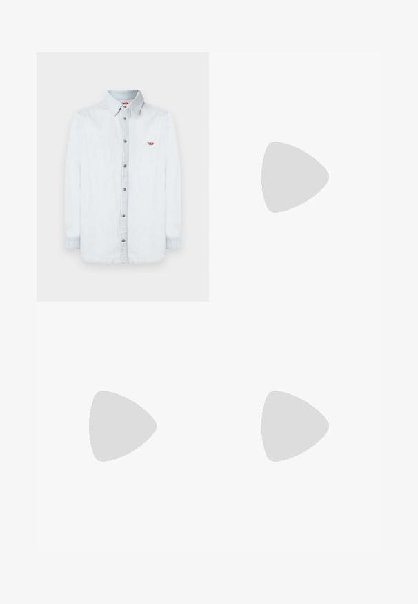 Svijetloplava traper košulja s dugim rukavima i dugmadi sprijeda, te malim crvenim logotipom na lijevoj strani grudi. Srebrna dugmad upotpunjuju dizajn.; Sive prugaste hlače širokih nogavica, z zgubanjem spredaj in gladko teksturo. Brez vidnih kovinskih delov ali poudarkov.; Beli usnjeni copat z teksturiranimi poudarki, gumijastim podplatom in zlatim logotipom. Ima vezalke in velcro trak za zapiranje.; Srebrna quartz ura iz nerjavečega jekla z črnim pravokotnim številcem, ki ima analogne kazalce, digitalni prikaz in oznako za vodoodpornost.