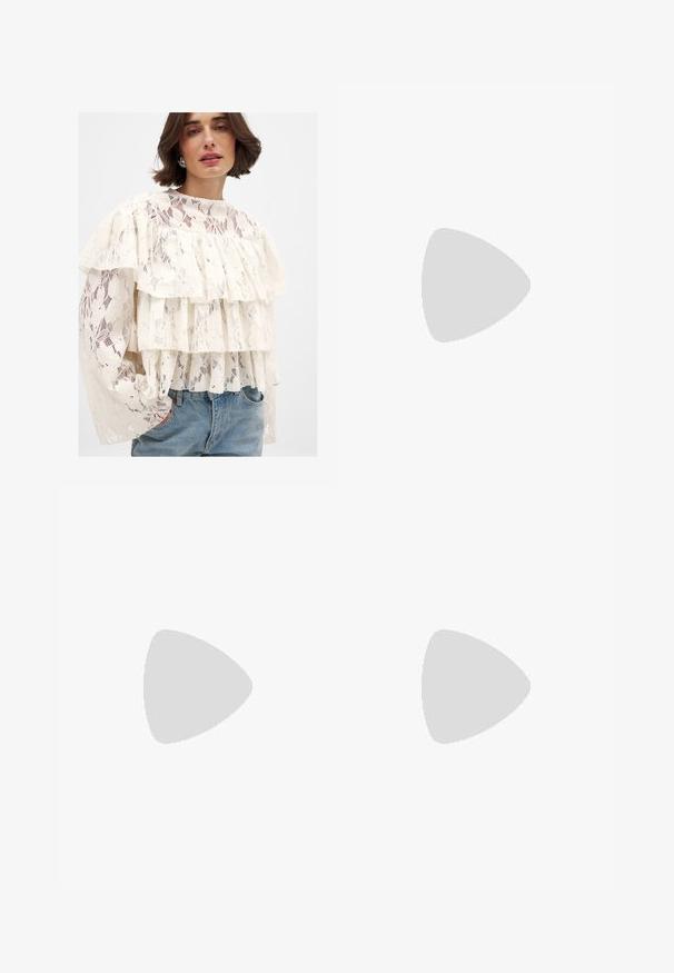 Blusa de encaje en crema con volantes en capas, textura semitransparente y patrón floral. Presenta mangas largas y un escote redondo. Combinada con vaqueros.; Jeans de mezclilla de pierna ancha en un lavado azul claro, con una cintura alta, bolsillos frontales y un cierre de botón con trabillas para el cinturón.; Sandaña de tacón alto de denim azul con una correa en el tobillo y cierre de botón. Presenta una punta cuadrada y una suela negra para contraste.; Bolso de piel negra con forma curva, correa desmontable y herrajes dorados. El bolso cuenta con una solapa con un detalle de hebilla.