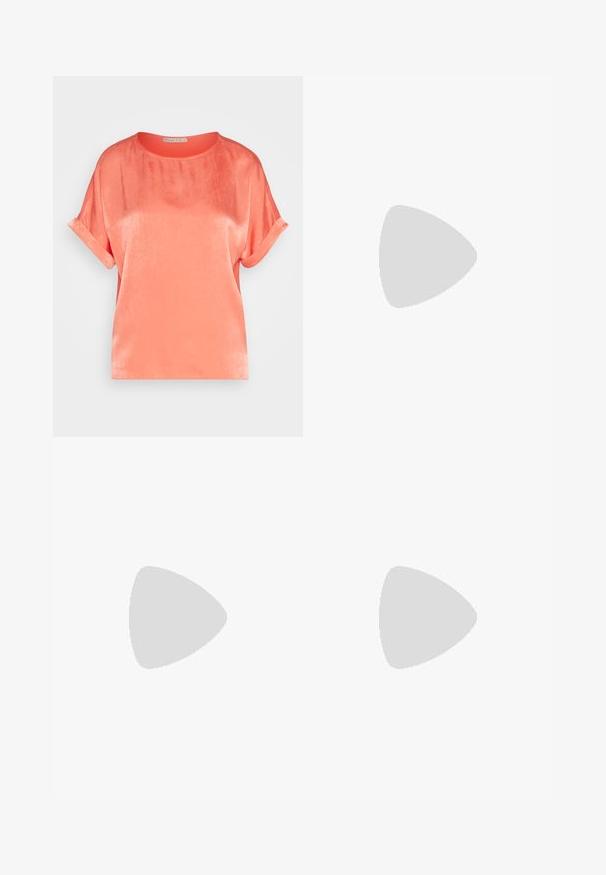 Koral satin kortærmet top med rund hals, der har rullede manchetter og en glat overflade. Enkel design, ingen mønstre eller detaljer.; Sorte polyester culotte bukser med elastisk talje, to forpiber og en løs silhuet. Ingen synlige mønstre eller hardware detaljer.; Mørkeblå kilehæle med krydsede stropper, en tekstureret platform af naturligt fiber og en guldfarvet metalaccent på bunden.; Sort læder tote taske med glat tekstur, rektangulær form og to lange hanke. Ingen synlig hardware eller udsmykninger.