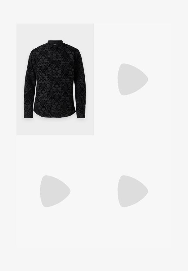 Maglietta nera a maniche lunghe con un motivo damascato testurizzato, colletto classico e chiusura a bottoni, realizzata in tessuto morbido con una finitura liscia.; Set di cinque t-shirt in nero, bianco e blu navy. Tessuto di cotone, maniche corte, design a collo rotondo e texture semplice senza motivi.; Pantaloni verdi a fantasia con motivo a pelle di serpente in tonalità di marrone e arancione, taglio dritto e texture liscia.; Mocassini in pelle nera con finitura liscia, punta arrotondata e una piccola pattina decorativa. Presentano un tacco basso e impilato e un sottile dettaglio di branding.