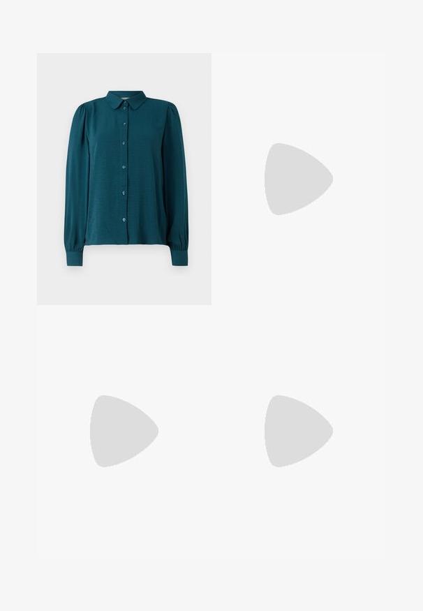 Teal overhemd met kraag, lange opbollende mouwen en een gestructureerde stof. Beschikt over grote bijpassende knopen aan de voorkant.; Zwarte leren broek met een gladde textuur, rechte pasvorm, elastische tailleband en een knoopsluiting aan de voorkant; geplooide details en taps toelopende pijpen.; Zwarte enkellaarsjes van soepel leer, met een zijrits, chunky[getextureerde] hak en een ronde neus.; Zwarte leren handtas met een gladde textuur, rechthoekige vorm en twee lange handvaten. Geen zichtbare hardware of versieringen.