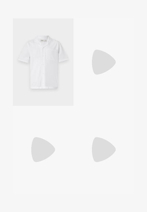 Bílá košile na knoflíky s krátkým rukávem a kapsou, vyrobená z texturované látky a s uvolněným límcem.; Bílý bavlněný tričko s krátkými rukávy, klasickým kulatým výstřihem a volným střihem. Hladká textura bez viditelných vzorů nebo akcentů.; Bílé lněné kalhoty s elastickým pasem a stahovací šňůrkou, širokým střihem a čistými švy. Hladká textura s volnějším střihem.; Béžové semišové klouzavé dřeváky s korkovou stélkou, zaoblenou špičkou a jednoduchým páskem s kovovou sponou v zlatém tónu. Gumová podrážka pro lepší přilnavost.