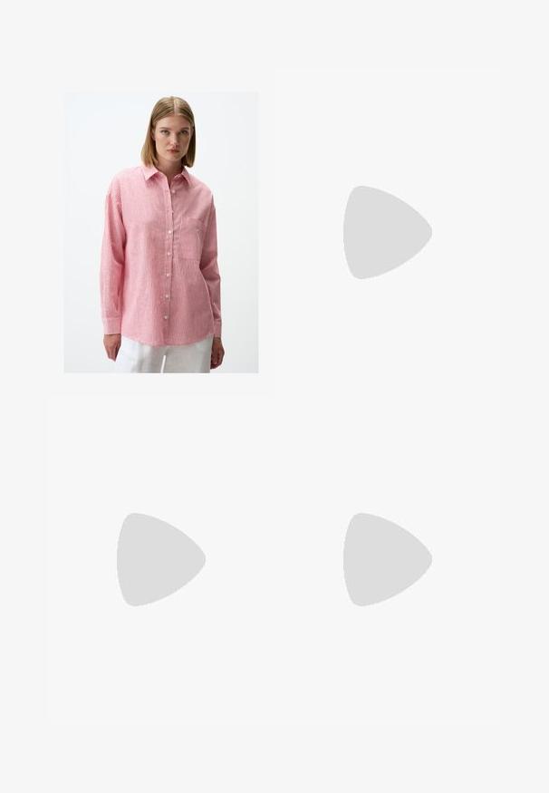 Chemise boutonnée rayée rouge et blanche avec col, manches longues, poche poitrine et coupe décontractée, fabriquée en tissu léger.; Pantalons larges bleu marine en matériau doux, avec des plis avant, une fermeture à bouton et deux poches latérales.; Baskets montantes en toile blanche avec semelle en caoutchouc noir, capuchon en caoutchouc à l'avant, et six œillets pour les lacets, présentant un design épuré et minimaliste.; Sac à main en cuir rouge avec un design angulaire et géométrique. Il dispose d'une seule sangle ajustable et d'une fermeture à rabat avec un detailing cousu.