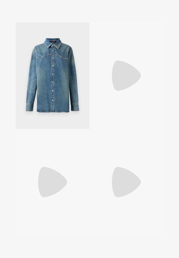 Kék denim hosszú ujjú ing, patentgombokkal, hegyes gallérral és strasszkövekkel díszítve a yoke és a gallér szélén.; Fekete magas derekú egyenes szárú farmernadrág elülső gombbal és cipzárral, két elülső zsebbel és két hátsó zsebbel.; MIISTA GOLDIE BROGUES - Fűzős magas sarkú cipők - black; Fekete bőr kézitáska ívelt designnal, ezüst szegecsekkel, csattal és két oldalsó zsebbel. Állítható vállpánt a hordozási lehetőségekhez.