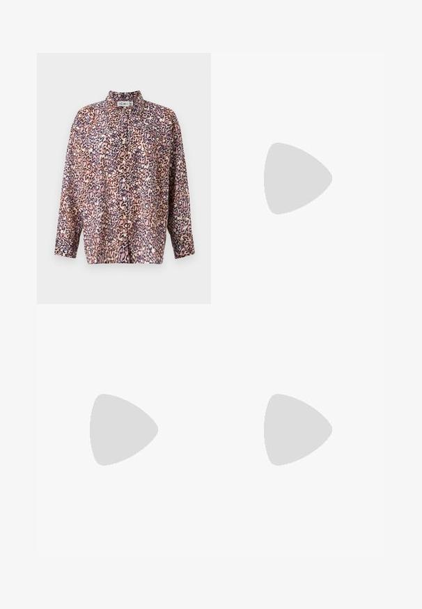 Blusa estampada com um padrão de leopardo em rosa, castanho e azul. Possui um colarinho, fecho com botões e mangas longas com punhos.; Calças creme com um corte ajustado, apresentando perna reta, tecido suave, pregas frontais e barra limpa. Design minimalista.; Sabrinas de cerâmica preta com salto bloco, bico apontado e um design com recortes arredondados. Apresenta um detalhe em fivela de tom dourado.; Saco tote em camurça castanha com uma textura suave, apresentando uma única alça de ombro e uma abertura superior levemente curvada. Sem detalhes de hardware visíveis.