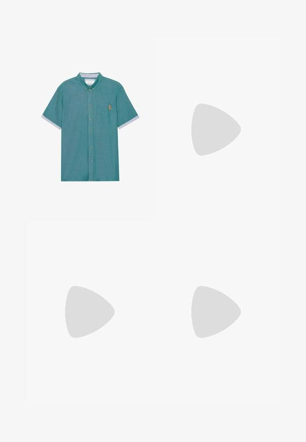 Kurzarm-Hemd mit Knopfleiste aus teal-farbenem Stoff, ausgestattet mit einer Brusttasche und kontrastierenden hellgrauen Manschetten. Es hat eine dezente Textur und ein braunes Etikett.; SIKSILK DISTRESSED - Jeans Slim Fit - grey; Weiße Leder-Sneaker mit Perforationen, runder Zehenpartie, flacher Sohle und dicken Schnürsenkeln, mit sichtbar eingesticktem Swoosh-Logo und "AIR" an der Ferse.; Silberner Armbanduhr aus Edelstahl mit einem dunkelblauen Zifferblatt, metallischen Stundenmarkierungen und einem Datumsfenster bei 3 Uhr. Wasserdicht bis 50 Meter.