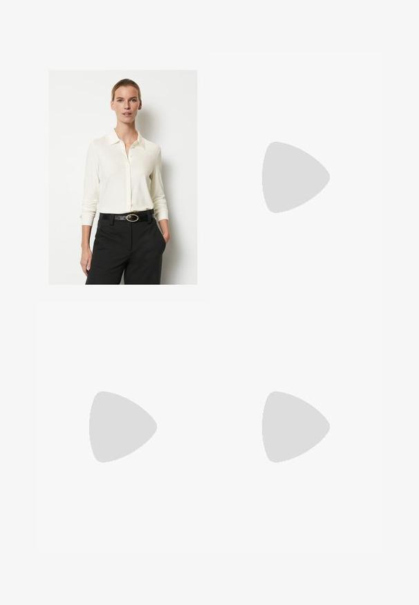 Camicia bianca con colletto e maniche lunghe, realizzata in tessuto liscio. Design con bottoni sul davanti, abbinata a pantaloni neri a vita alta e una cintura nera.; Jeans blu chiaro a gamba larga realizzati in denim, con vita alta, cinque tasche e un leggero sbiadimento con accenti di cucitura a contrasto.; Sneaker marroni e crema realizzati in una combinazione di materiali scamosciati e satinati, con tre strisce diagonali e una suola in gomma testurizzata.; Orecchini a cerchio in oro con una forma irregolare e texture. Presentano una chiusura senza giunture e una finitura superficiale lucida, che enfatizza un design moderno.