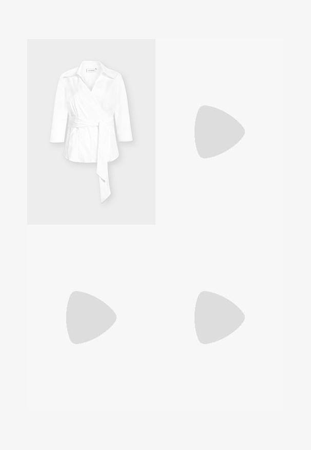 Camicia a portafoglio bianca con scollo a collo, maniche a tre quarti e vita annodata. Realizzata in tessuto liscio con una vestibilità strutturata.; Jeans in denim a vita alta di un blu medio. Presentano dettagli con bottoni frontali e un design a gamba ampia. Il tessuto ha una texture liscia con un leggero sbiadimento.; Sandal in beige piatta con multiple cinghie sottili e una fibbia regolabile. La suola è piatta con un leggero contrasto scuro lungo il bordo.; Borsa tote in pelle nera con texture liscia, forma strutturata, due manici e un evidente dettaglio in fibbia argentata sul davanti.