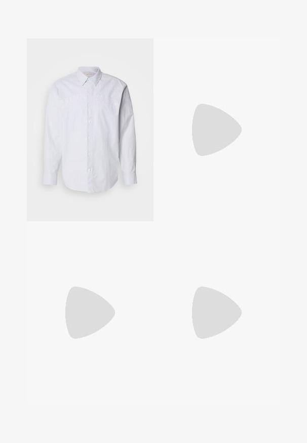 Balta lino ilgų rankovių marškiniai su vertikaliomis mėlynomis juostelėmis, su sagomis per pirmąją dalį ir iškilniu „CALVIN KLEIN“ logotipu krūtinėje.; Balta medvilninė marškinėlių suapvalintu kaklu, trumpomis rankovėmis ir siuvinėtu "Calvin Klein" logotipu krūtinės centre. Paprastas dizainas.; Juodi džinsai tiesaus kirpimo, su matomu siuvimu ir priekinėmis mygtukų uždarymo detalėmis. Įtrauktos dvi šoninės kišenės ir dvi užpakalinės kišenės.; Juodos odinės bateliai su tekstūruotu paviršiumi, turintys iškilusių siūlių dizainą ir tvirtą guminį padas, dėvimi su tamsiai mėlynomis džinsinėmis kelnėmis.