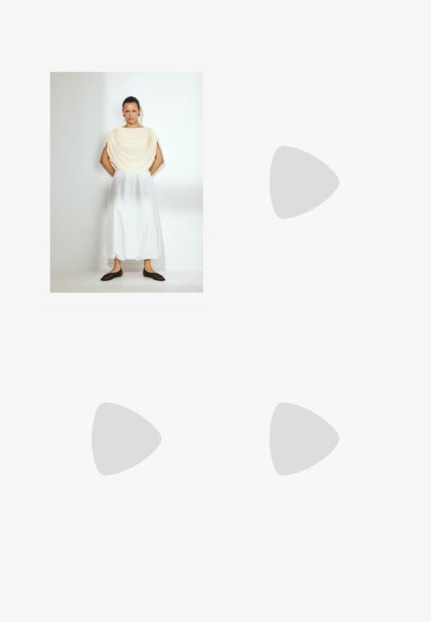 Leicht drapiertes Creme-Oberteil, weiße fließende Rock und dunkle Slipper. Glatte Stofftexturen, schlichtes Design, knielang. Minimalistischer Stil.; Beige weite Hosen mit glatter Textur, ausgestattet mit zwei seitlichen Taschen und einem flachen Bund, entworfen für eine entspannte Passform.; Burgunderfarbene Lederloafers mit glatter Oberfläche, einem hervorgehobenen Nahtdetail und einer Gummisohle. Mit einer abgerundeten Zehenform und minimalem Zubehör gestaltet.; Plastik-Sonnenbrille mit einem Schildpatt-Muster, rechteckigen grauen Gläsern und schlanken Bügeln. Sie bietet ein minimalistisches Design mit einer Brücke im Cut-Out-Stil.; Braune Leder-Tote mit runder Form, glatter Textur und zwei Schulterriemen. Mit einem goldenen Hardware-Akzent in der Mitte.; Goldfarbener Metallarmreif mit wellenförmigem Design, das glatte Oberflächen und eine glänzende, reflektierende Textur aufweist. Keine sichtbaren Muster oder Akzente.