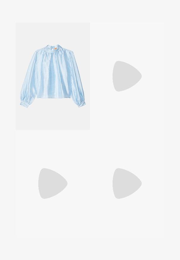 Blusa azzurra in gingham con maniche lunghe, scollo arricciato e polsini elastici. Tessuto morbido con sottili righe verticali e orizzontali.; Pantaloni neri a zampa d'elefante con vita alta, realizzati in tessuto elastico. Presentano dettagli di cucitura verticale nella parte anteriore e una texture liscia.; Sandalo in vernice nera con tacco largo, punta aperta e cinturino alla caviglia con fibbia dorata. Texture liscia e design elegante.; Borsa a tracolla nera in pelle con due tasche frontali, fibbie dorate, chiusura con zip e una tracolla sottile. Superficie texturizzata e forma rettangolare compatta.