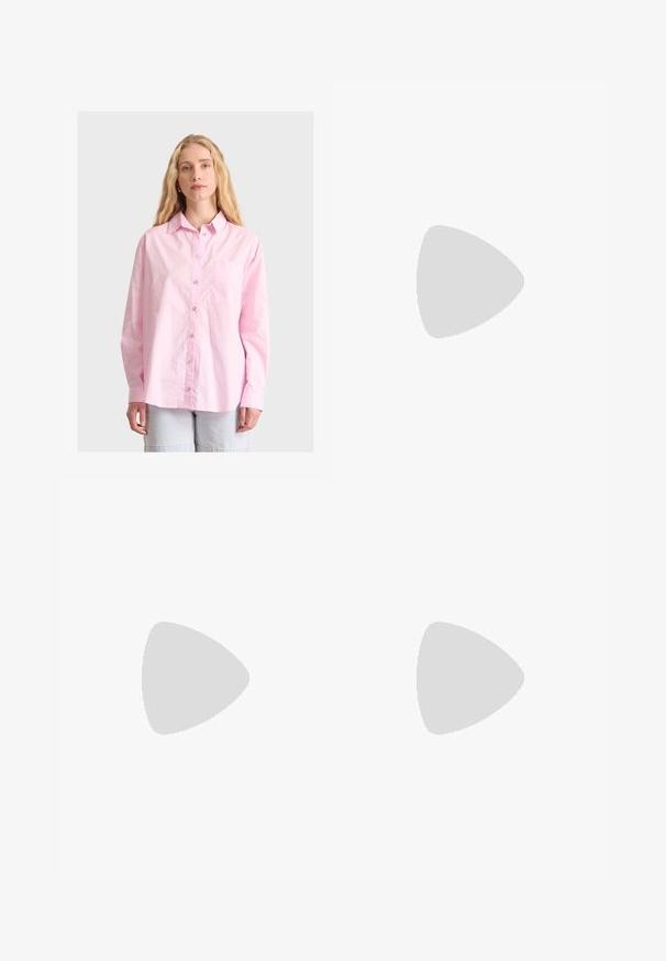 Camicia button-up rosa chiaro in una vestibilità rilassata, con una tasca sul petto e maniche lunghe. Il tessuto appare liscio con una sottile texture.; Pantaloni neri a gamba dritta, con tasche frontali e spacchi laterali all'orlo. Realizzati in tessuto morbido e liscio. Adatti a diverse occasioni.; Sandali con tacco in vernice nera, con punta squadrata, cinturini alla caviglia e fibbie in argento. Presentano un tacco a blocco spesso per maggiore stabilità.; Borsa a tracolla nera in pelle con una forma curva, manico rimovibile e accessori dorati. La borsa presenta una patta con un dettaglio a fibbia.
