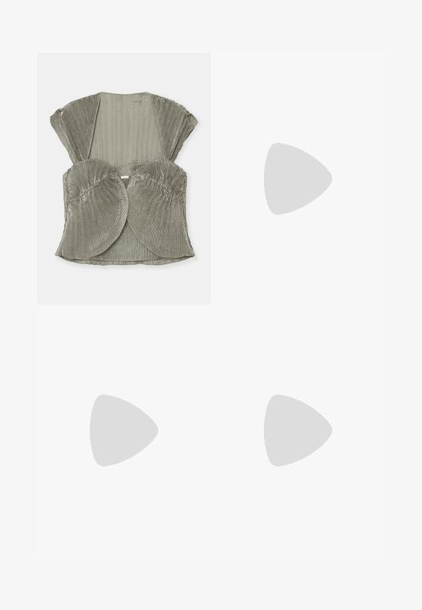 Cult Gaia MILLI - Blouse - tea; IVY OAK PEONY ROSE - Pantalon classique - pearl; Stuart Weitzman SIGNATURE  - Sandales - black tonal; Stuart Weitzman POSH SHOULDER BAG - Sac bandoulière - black