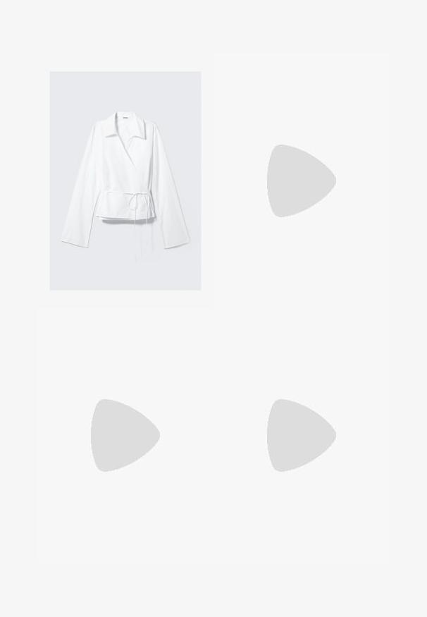Top bianco avvolgente realizzato in tessuto morbido, con colletto a punte, maniche lunghe e vita aderente con dettaglio a fusciacca. Design semplice e moderno.; Pantaloni ampi marroni con una texture liscia, caratterizzati da una vita alta e pieghe frontali. Il tessuto è leggero e scorre liberamente.; Ballerine in pelle verniciata marrone con punta quadrata e cinturino dotato di una piccola fibbia dorata. Texture liscia, tacco basso e design minimalista.; Occhiali da sole neri a forma di occhio di gatto con lenti grigie. La montatura in plastica presenta bordi affilati e una finitura liscia e lucida.; Borsa in suede tan con due manici lunghi, forma rettangolare e cuciture decorative. Presenta una tracolla laterale e sottili dettagli in oro.
