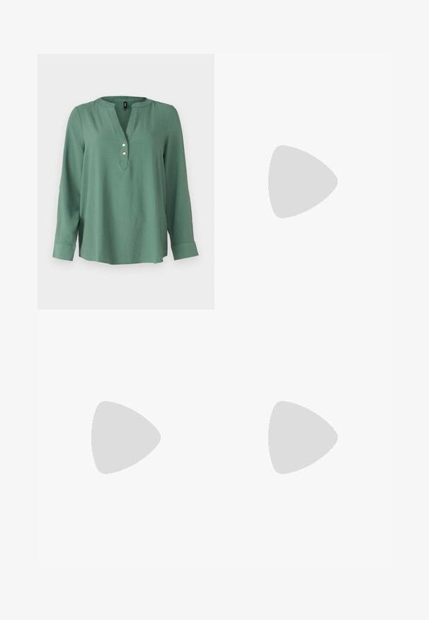 Roheline pikkade varrukatega pluus V-kaelusega, ees kolm kuldset nööpi ja kergelt kaarduv hemline. Sile ja pehme kangas.; Tumedast denimist seelik, millel on ees lõhik, viis taskut ja kontrastne õmblus. Keskmise kõrgusega talje klassikalise disainiga.; Mustad mustad nahast pahkluu saapad ümarate varvastega, nööridega esiosas ja paksu kummist talla ning tekstuuritud mustriga. Tagumine tõmbeaas.; Pruun nubukist kott pehme tekstuuriga, millel on üks õlavarre rihm ja peene kumer ülemine ava. Nähtavaid metallosi pole.