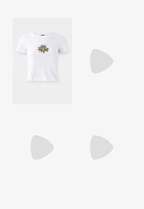 Hvit t-skjorte med korte ermer og tettsittende design, med et sentrum brodert rose-motiv og sirkulær tekst rundt blomsten.; Hvit bomulls t-skjorte med rund hals og kort erm. Har en blå sirkulær logo på venstre brystområde. Standard passform.; Stripete shorts i mintgrønn og lyseblå, med elastisk midje og snor, samt et lite logo-lapp på nedre venstre side.; Grønne semskede joggesko med hvite detaljer, teksturerte snører med rosa innslag, og en lys beige gummisåle, iført hvite sokker og grønne shorts.; Sett med seks par gull hoop øredobber med varierende design: vridde, flettede og glatte overflater, med forskjellige størrelser og teksturer.