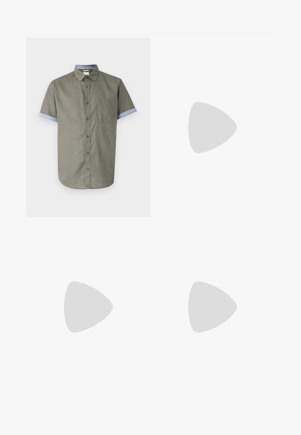 Kortermet skjorte i olivengrønn stoff med brystlomme og lyseblå kragekanter. Har brune knapper og en buet kant.; Khaki chinos laget av en bomullsblanding, med flat front, to sidelommer og en baklomme. Lett stoff med en glatt tekstur.; Brune skinnloafers med rund tå, broderte detaljer og såle i gummi. Designet har et bånd over vristen.; Sorte solbriller med rektangulær form, mørke linser, sølvfargede detaljer ved templene, og en matt finish på rammen.