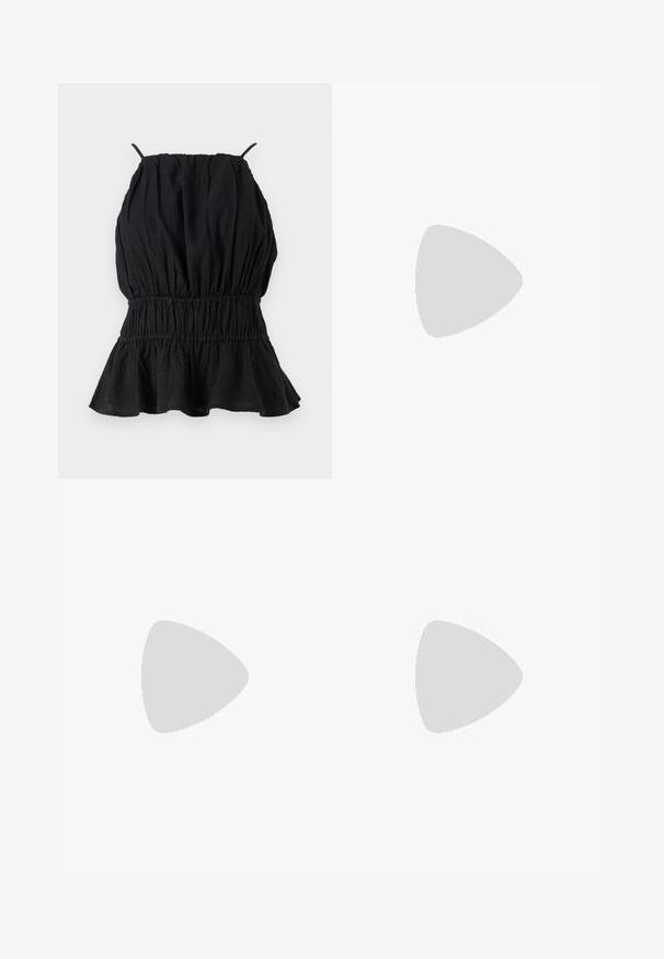 Top sans manches noir en tissu texturé, avec un buste froncé et un ourlet évasé. Des bretelles fines s'étendent du décolleté.; Pantalon culotte noir en polyester avec une taille élastique, deux plis avant et une silhouette ample. Pas de motifs visibles ni de détails matériels.; Sandales à talons vernies noires avec un bout carré, des sangles autour de la cheville et des boucles en argent. Dotées d'un talon bloc épais pour plus de stabilité.; Sac à main en cuir noir avec une forme courbée, bandoulière amovible et des accessoires en or. Le sac est doté d'un rabat avec un détail de boucle.