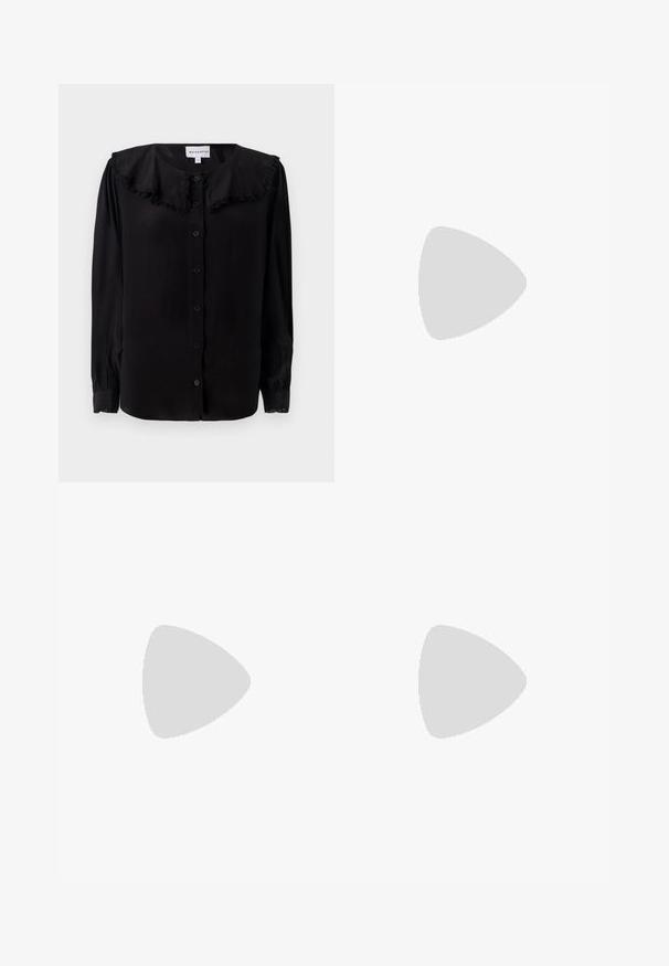 Zwarte blouse met lange mouwen, een rimpelcollar, knopsluiting aan de voorkant en taps toelopende manchetten. Gemaakt van een gladde stof met een subtiele glans.; Zwarte op maat gemaakte broek met een hoge taille, voorzien van plooien aan de voorkant, een recht gesneden ontwerp en een omslagrand. Gemaakt van een soepele stof.; Zwarte leren slingback schoen met scherpe neus, kleine hak en decoratieve gespdetails op de bovenkant. Stijlvolle textuur, minimalistisch ontwerp.; Zwarte leren schoudertas met twee vo pockets, gouden gespen, ritsluiting en een smalle band. Tekstuur oppervlak en compacte rechthoekige vorm.