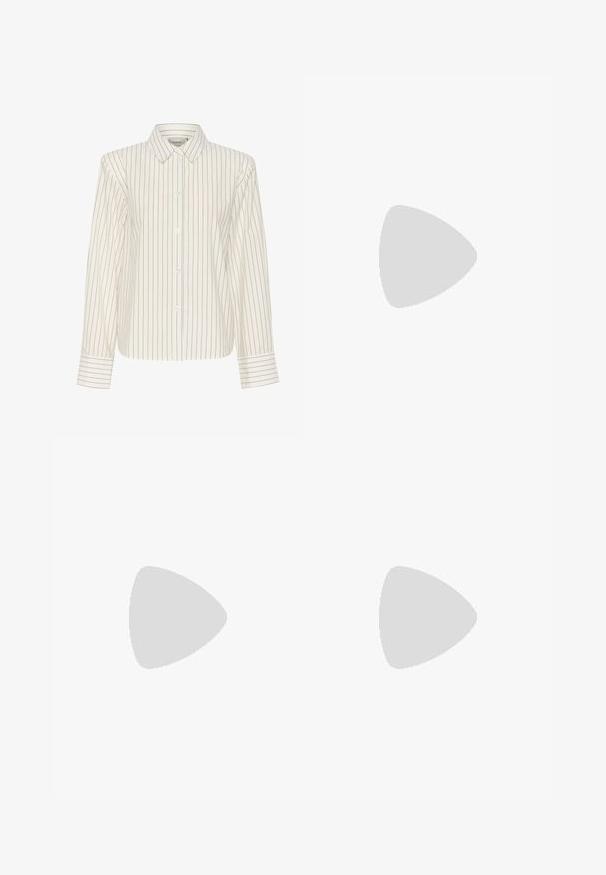 Gestuz CYMAGZ - Camicia - white pinstripe; Top corto senza maniche di colore nero con una texture a coste. Presenta una scollatura rotonda e ampie cuciture sulle spalle. Realizzato in un tessuto elasticizzato.; Jeans a gamba larga in denim blu chiaro con vita alta, dotati di chiusura a bottone e zip, cinque tasche e dettagli di leggero sbiadimento.; Infradito neri con suola in gomma testurizzata, due cinghie sottili e un sottile dettaglio del logo impresso sulla cinghia.