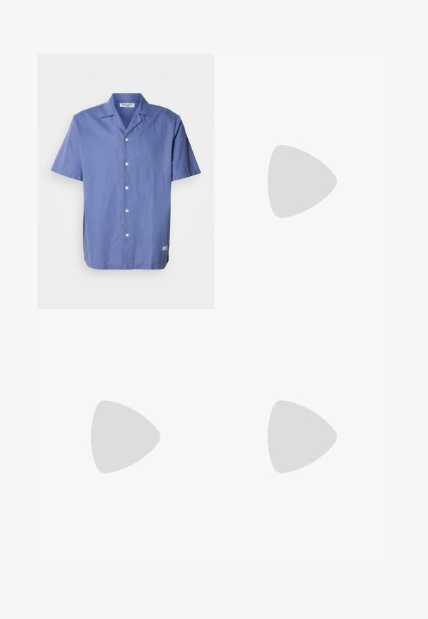 Cămașă cu mâneci scurte, de culoare albastru deschis, din in, cu guler de tip camp, nasturi pe față și un mic etichetă pe tivul lateral. Textură netedă.; Două cămăși cu mâneci lungi, una neagră și una albă, confecționate din bumbac, cu gât rotund și o textură netedă, prezentate într-un aranjament suprapus.; Pantaloni cu picioare largi, cu imprimeu harta în nuanțe de navy pe un fundal bej, cu detalii plissate la talie și o croială comfortabilă.; Loafers din piele neagră, cu vârful rotund, o curea cu bentițe și o talpă groasă cu un model de profil. Textură netedă și design clasic.