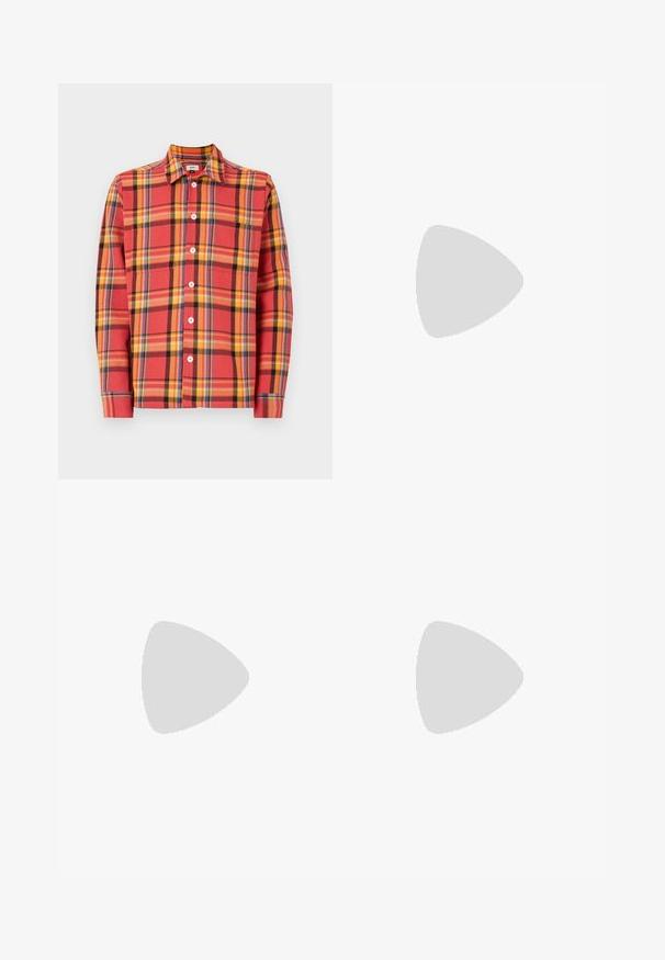 Camicia a quadri rossa e gialla con bottoni, maniche lunghe, dotata di bottoni bianchi e colletto classico. Tessuto di cotone morbido con texture visibile.; Jeans neri a gamba larga in denim. Caratterizzati da una vita standard, cinque tasche e accessori metallici. Dettagli cuciti lungo le cuciture.; Scarpa oxford in pelle nera con design con lacci, punta arrotondata, suola piatta in gomma e dettagli di cucitura discreti lungo la parte superiore.; Borsa in tessuto nero con un motivo trapuntato e texture. Forma arrotondata, manici corti e spessi, e una struttura morbida e flessibile.