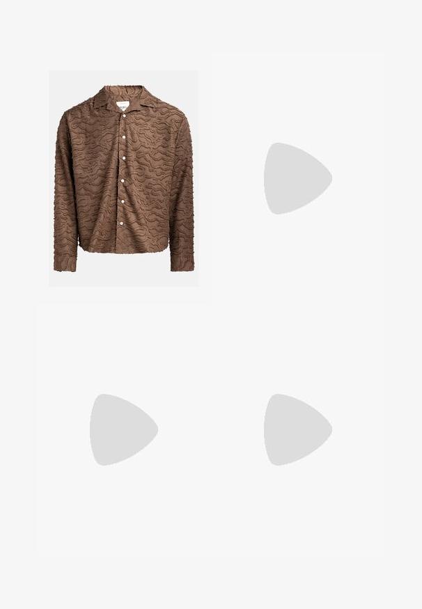 Rjava srajca s kratkimi rokavi z teksturiranim valovitým vzorcem, lahka tkanina, dolgi rokavi in beli gumbi spredaj za zapiranje.; Kremasta bombažna majica s kratkimi rokavi, z okroglim izrezom, okrašenim z mornarsko modrimi in belimi črtami. Gladka tekstura, sproščen kroj.; Črne denim hlače s ravnim krojem, klasičnim pet-takošnjim dizajnom in gumbom za zapiranje v pasu. Gladka tekstura in trpežna tkanina.; Bež teniske z teksturiranim prednjim delom iz usnja, gladkimi kožnimi stranicami in rjavo gumijasto podplatom. Vključene vezalke in svetla šivana detajla.