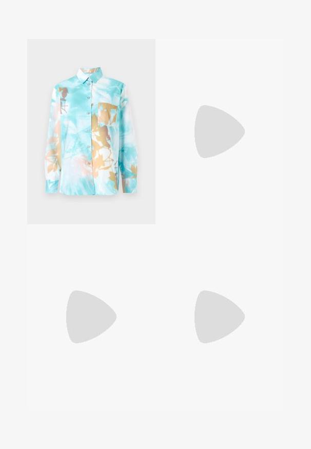 Camisa de manga larga con cuello en azul claro con estampado floral abstracto en marrón y crema. Cuenta con un bolsillo frontal y cierre de botón.; Pantalones de tela en beige, con un corte recto, que presentan pliegues en la parte delantera, una textura suave y una cintura de altura media. Sin bolsillos visibles.; Zapato de tacón de ante azul marino con punta afilada y tacón bloque de altura media. Textura suave con un ligero brillo y un pequeño corte en la parte delantera.; Bolso de mano de cuero marrón con cierre de marco dorado y una corta cadena dorada, que presenta una suave textura arrugada sobre un fondo blanco.