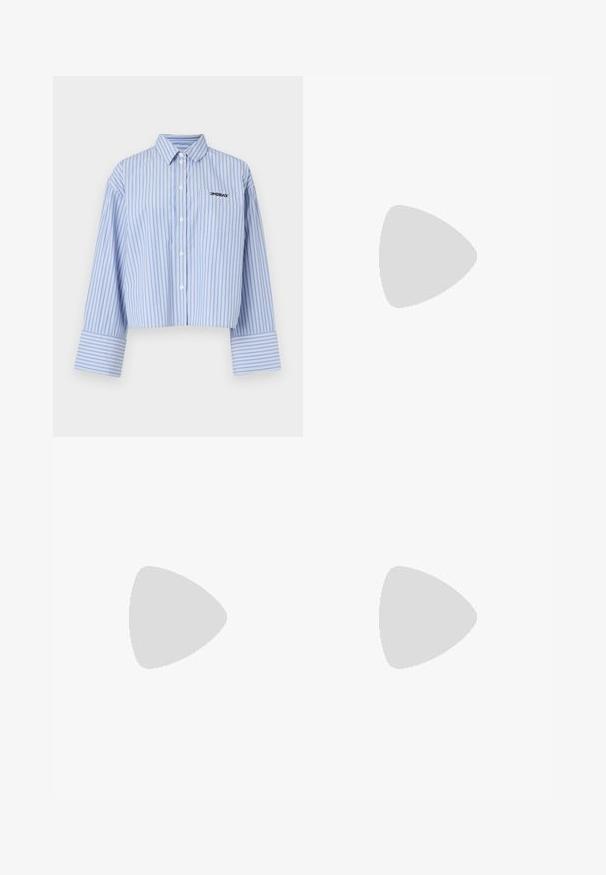 Kortermet skjorte i lyseblå med hvite vertikale striper, med lomme og logo på brystet, laget av et glatt stoff.; Marineblå turtleneck langermet topp. Laget av mykt stoff med en glatt tekstur. Har en tettsittende design og høy krage uten synlige sømmer.; Viddeben mørkeblå denim jeans med høy midje, som har snøring, fem lommer og kontraststing.; Brune lær ankle støvler med firkantet tå og blokkhæl, parret med sorte vide ben jeans. Glat struktur og minimalistisk design.