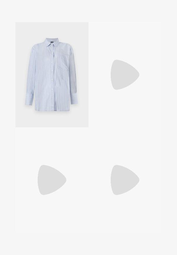 Camisa de botão azul riscada em algodão leve, com riscas verticais brancas e finas em dourado, um bolso no peito e mangas longas.; Calças de ganga azul de perna larga com um acabamento desbotado, apresentando um fecho de botão e zipper, cinco bolsos e passantes para cinto.; Sapatilha de couro branca com detalhes em camurça bege, biqueira perfurada, atacadores planos e sola texturizada creme. Apresenta uma marcação subtil no calcanhar.; Bolsa de mão em couro sintético preto com textura de crocodilo, topo franzido e alça enrugada. Apresenta um design suave e compacto.