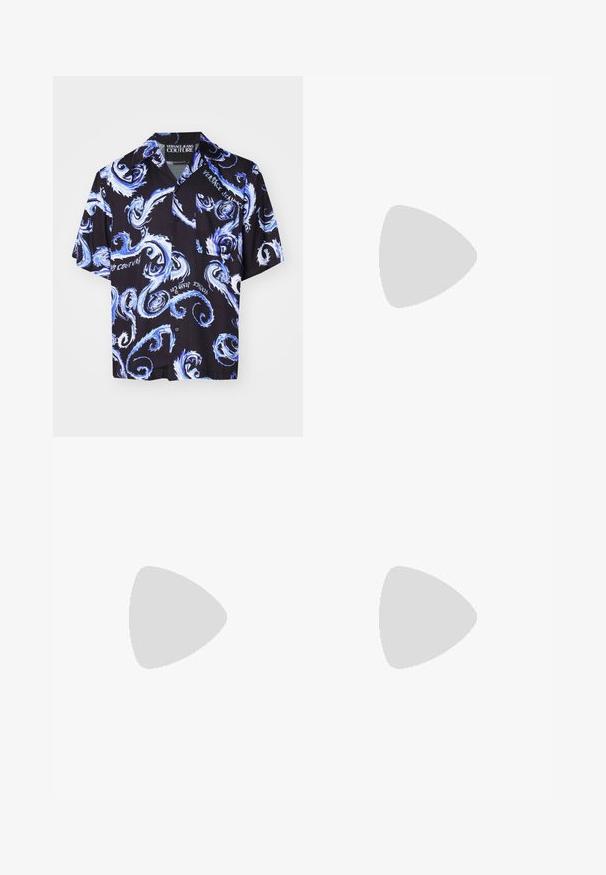 Versace Jeans Couture ALL OVER - Overhemd - nero/royal; Zwarte katoenen t-shirt met een goudgenopte Medusa-ontwerp en een Grieks sleutelpatroon. Rechte snit met korte mouwen.; Zwarte broek van gladde stof, met een recht model, een sluiting met een knoop aan de voorkant en een klassieke, strakke silhouet.; Zwarte sportieve schoenen met een mix van gladde en gestructureerde materialen, met een onderscheidend ontwerp, gevormde zool en prominente merkdetails.